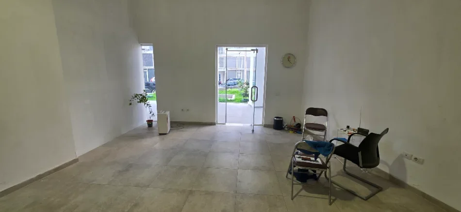 Tirane, jepet me qera dyqan Kati 0, 40 m² 400 € (Rruga e barrikadave)
