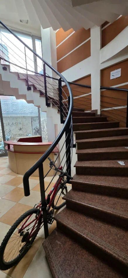 Tirane, jepet me qera zyre Kati 2, 72 m² 1.100 € (Pazari i ri)