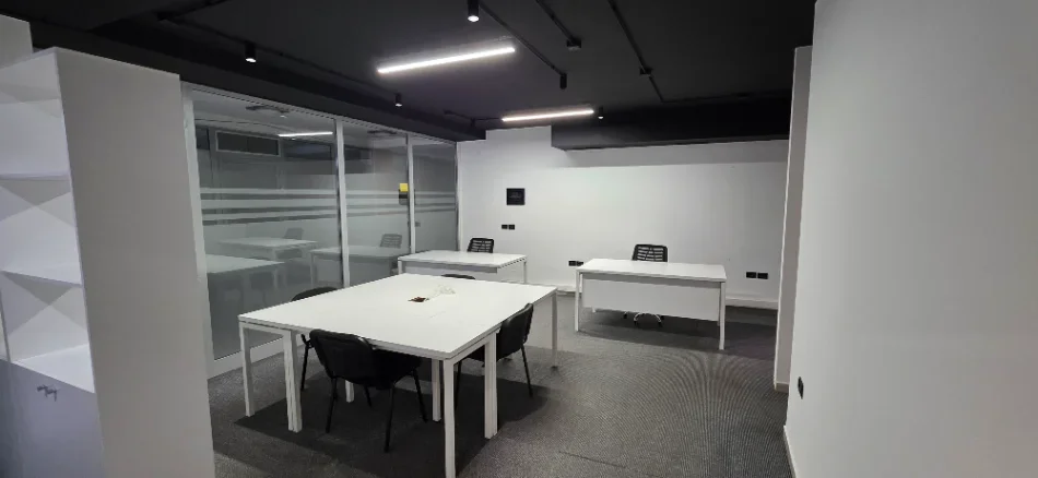 Tirane, jepet me qera zyre Kati 2, 72 m² 1.100 € (Pazari i ri)