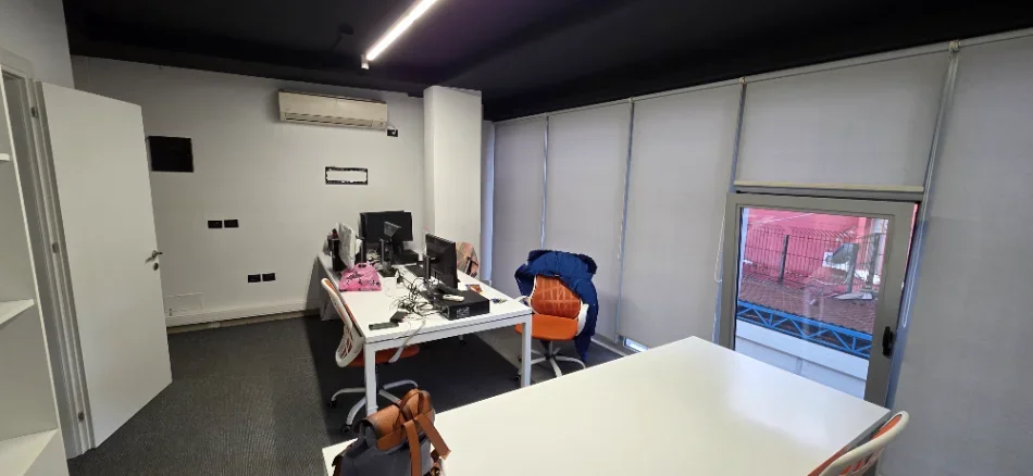 Tirane, jepet me qera zyre Kati 2, 72 m² 1.100 € (Pazari i ri)