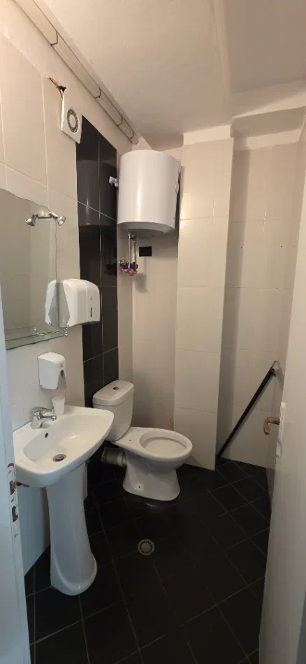 Tirane, jepet me qera zyre Kati 2, 72 m² 1.100 € (Pazari i ri)