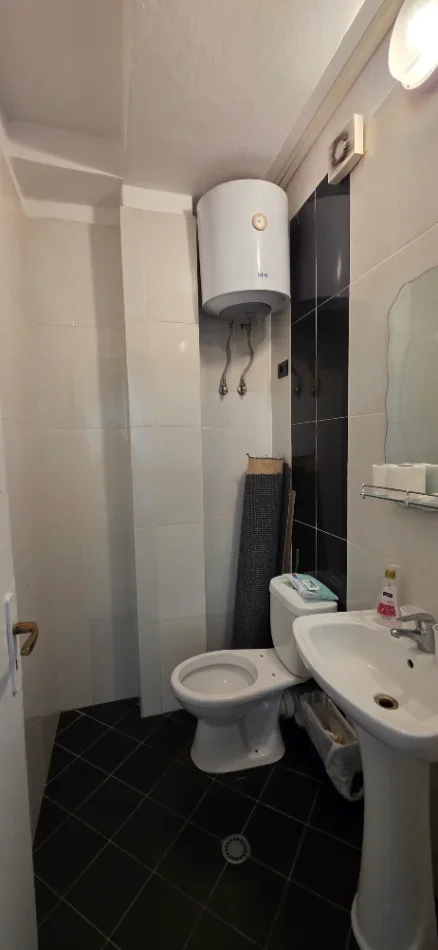 Tirane, jepet me qera zyre Kati 2, 72 m² 1.100 € (Pazari i ri)