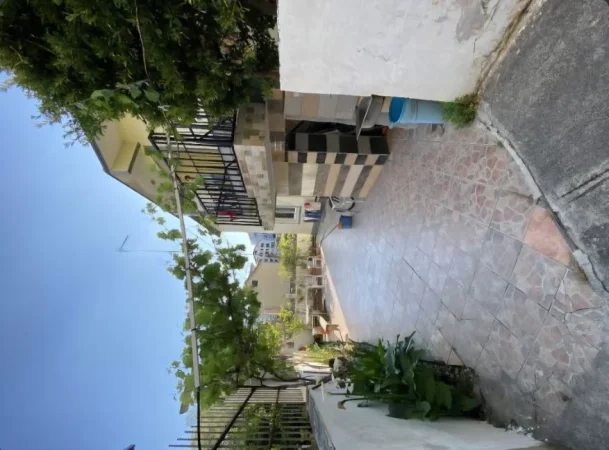 Durres, shitet Vile 2 Katshe Kati 2, 263 m² (Rruga e Plazhit Durres)