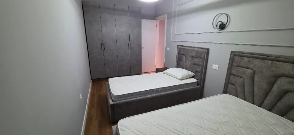 Tirane, jepet me qera apartament 2+1+Aneks+Ballkon Kati 8, 110 m² 800 € (Perballe Delijorgjit)