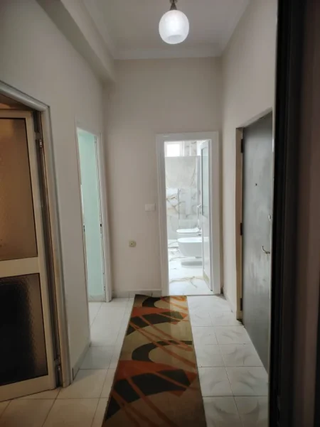 Elbasan, jepet me qera apartament 2+1+Aneks+Ballkon Kati 3, 65 m² 300 € (Qender - Bulevardi Qemal Stafa)