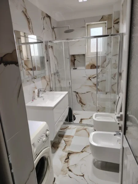 Elbasan, jepet me qera apartament 2+1+Aneks+Ballkon Kati 3, 65 m² 300 € (Qender - Bulevardi Qemal Stafa)