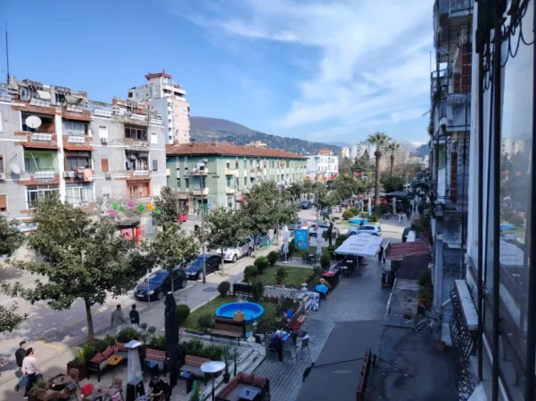 Elbasan, jepet me qera apartament 2+1+Aneks+Ballkon Kati 3, 65 m² 300 € (Qender - Bulevardi Qemal Stafa)