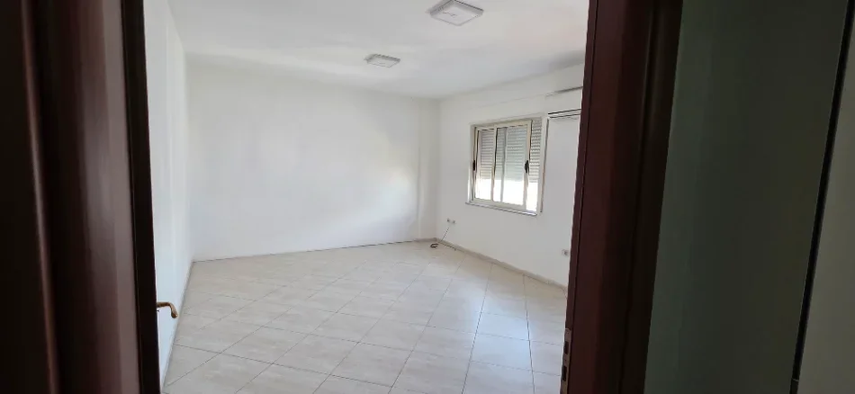 Tirane, jepet me qera apartament 3+1+Aneks+Ballkon Kati 7, 600 € (Stacioni i trenit)