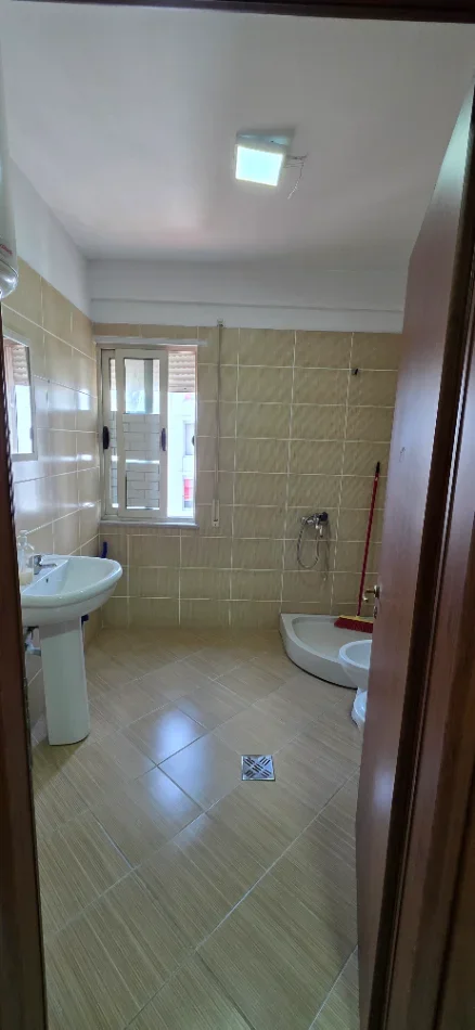 Tirane, jepet me qera apartament 3+1+Aneks+Ballkon Kati 7, 600 € (Stacioni i trenit)