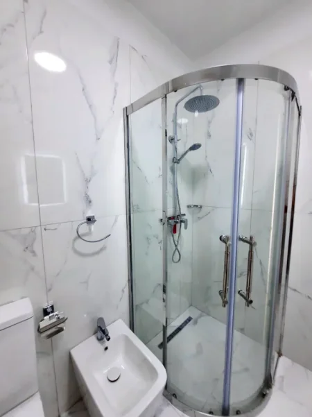 Tirane, jepet me qera garsonier 1+1 Kati 5, 43 m² 450 € 