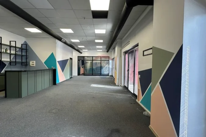 Tirane, jepet me qera zyre , 200 m² 2.200 € (Farmacia 10)