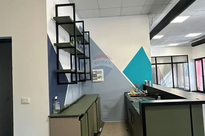 Tirane, jepet me qera zyre , 200 m² 2.200 € (Farmacia 10)