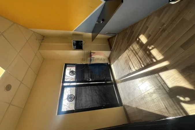 Tirane, jepet me qera zyre , 200 m² 2.200 € (Farmacia 10)