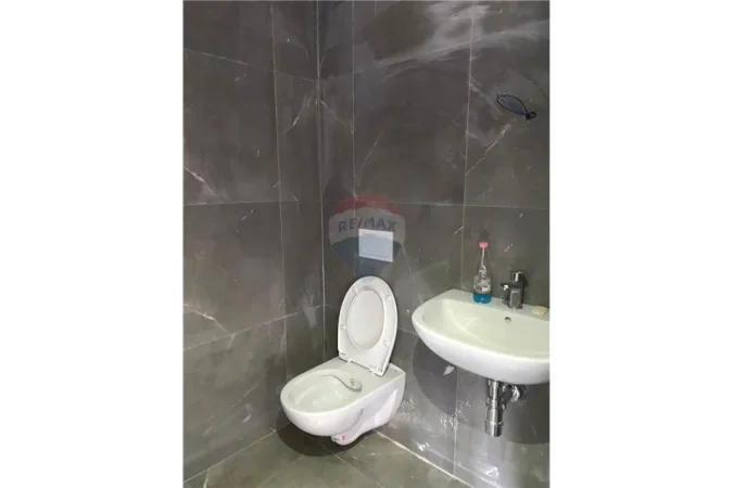 Tirane, jepet me qera zyre , 200 m² 2.200 € (Farmacia 10)