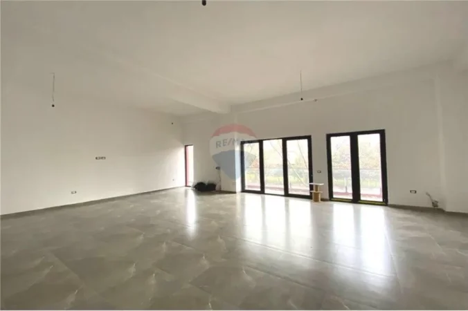 Tirane, jepet me qera zyre , 200 m² 2.200 € (Farmacia 10)