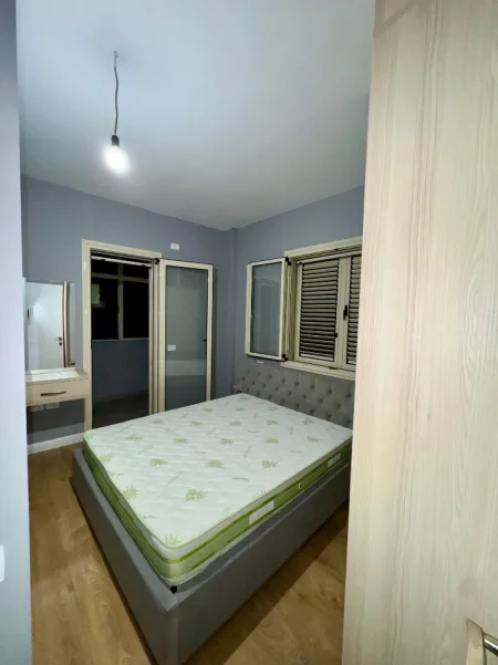 Tirane, jepet me qera apartament 1+1+Aneks Kati 2, 400 € (Selitë)