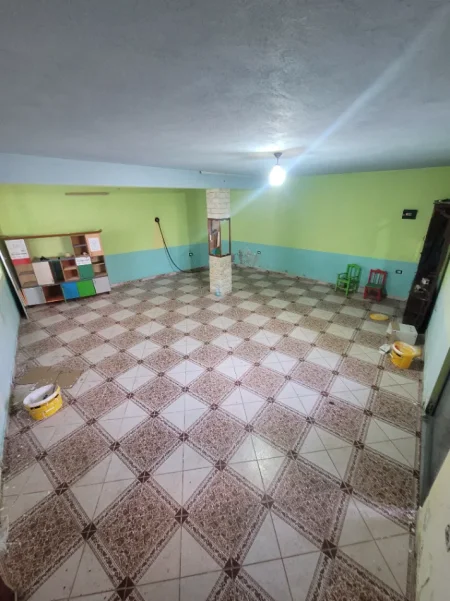 Tirane, jepet me qera ambjent biznesi , 170 m² 400 € (3 minuta nga rrethi i astirit)