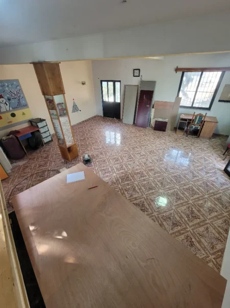 Tirane, jepet me qera ambjent biznesi , 170 m² 400 € (3 minuta nga rrethi i astirit)