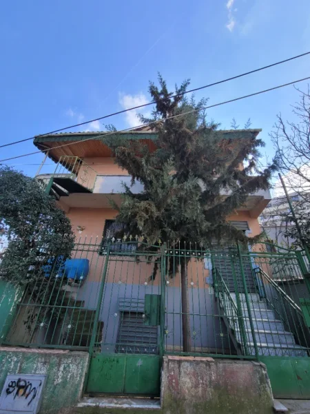 Tirane, jepet me qera ambjent biznesi , 170 m² 400 € (3 minuta nga rrethi i astirit)