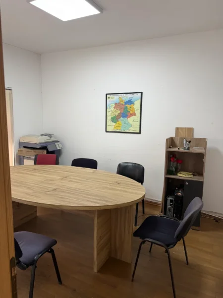 Tirane, jap me qera ambjent biznesi Kati 2, 70 m² 500 € (Mbrapa Ambasades Amerikane)