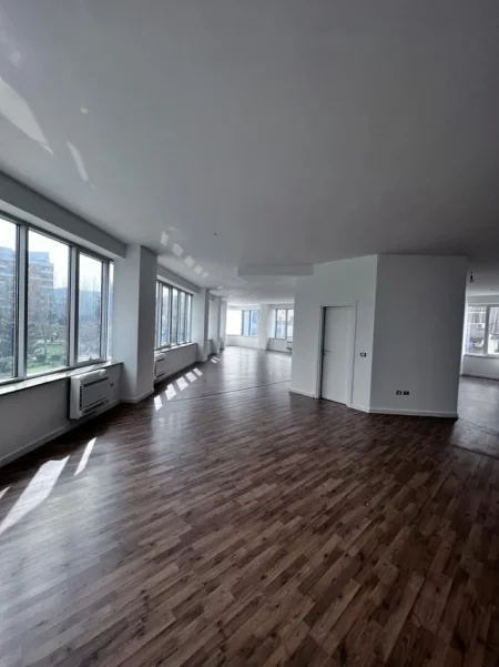 Tirane, jepet me qera zyre Kati 1, 200 m² 4.000 € (Stadiumi Dinamo)