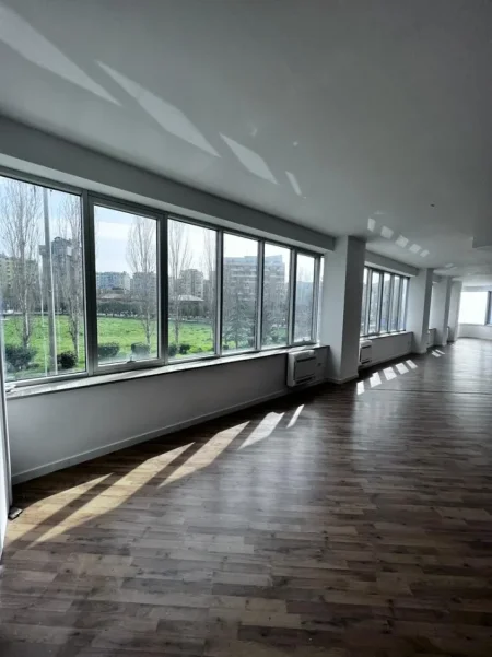 Tirane, jepet me qera zyre Kati 1, 200 m² 4.000 € (Stadiumi Dinamo)