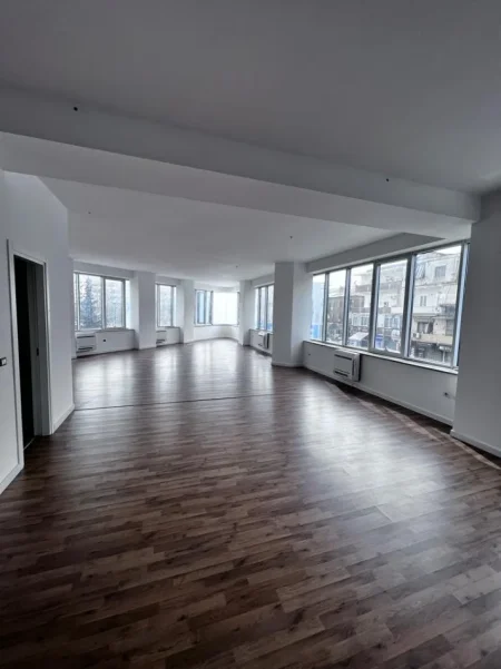 Tirane, jepet me qera zyre Kati 1, 200 m² 4.000 € (Stadiumi Dinamo)