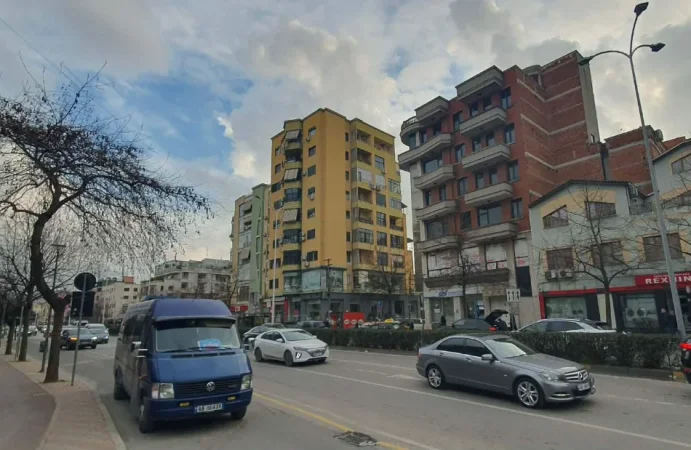 Tirane, shitet nga Pronari, pa-komision apartament 2+1+Ballkon Kati 3, 81 m² 220.000 € (21 DHJETORI)
