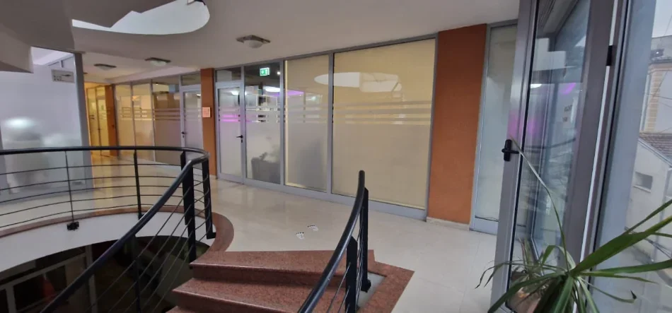 Tirane, jepet me qera zyre Kati 1, 72 m² 1.100 € (Rruga Hoxha Tahsin)