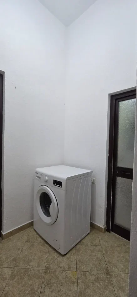 Tirane, jepet me qera shtepi 1+1 Kati 1, 50 m² 330 € (Rruga "Petrela")