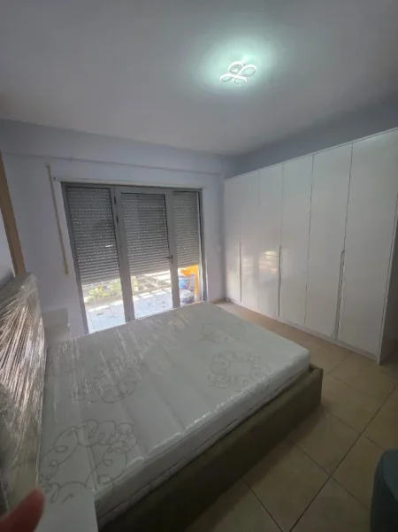 Tirane, jepet me qera apartament 1+1+Ballkon Kati 2, 68 m² 500 € (Rruga 5 maji)