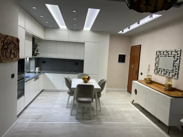 Tirane, jap me qera apartament 2+1+Ballkon Kati 1, 100 m² 900 € (Rruga liqeni thate)