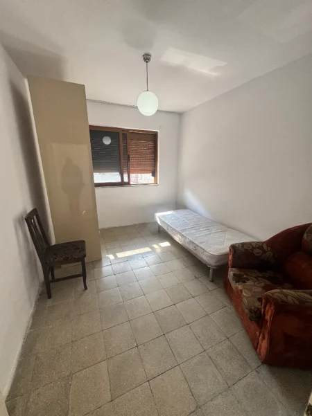 Tirane, jepet me qera apartament 3+1+Ballkon Kati 3, 100 m² (Ish Stacioni fundit Tr se Re te Mulliri)