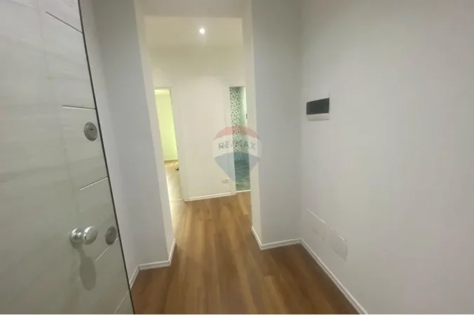 Tirane, jepet me qera zyre , 130 m² 630 €