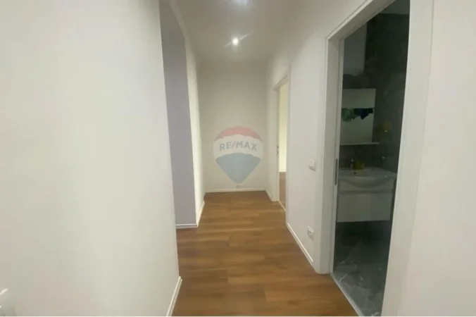 Tirane, jepet me qera zyre , 130 m² 630 €