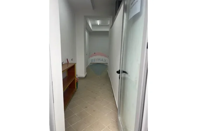 Tirane, jepet me qera dyqan , 23 m² 360 € (Kodra e Diellit, Tiranë)