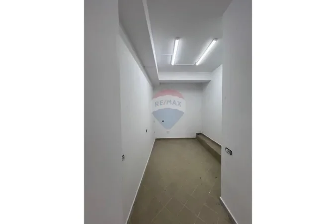 Tirane, jepet me qera dyqan , 23 m² 360 € (Kodra e Diellit, Tiranë)