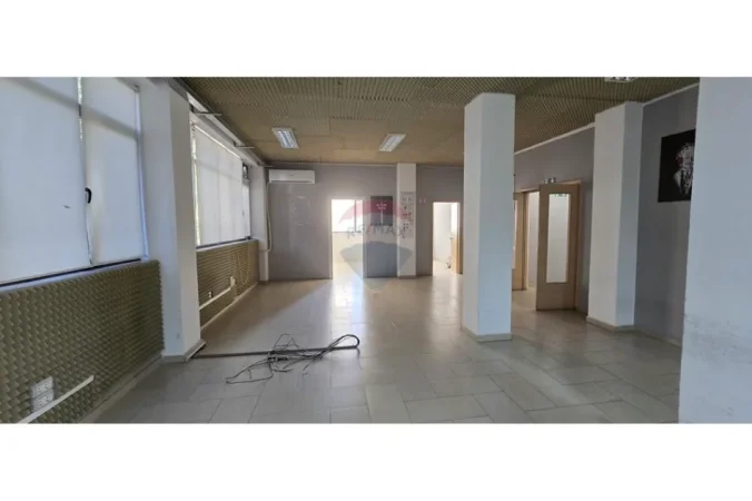Tirane, jepet me qera zyre , 350 m² 3.000 € (Rruga Budi, Tiranë)