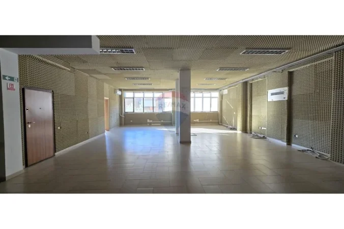 Tirane, jepet me qera zyre , 350 m² 3.000 € (Rruga Budi, Tiranë)