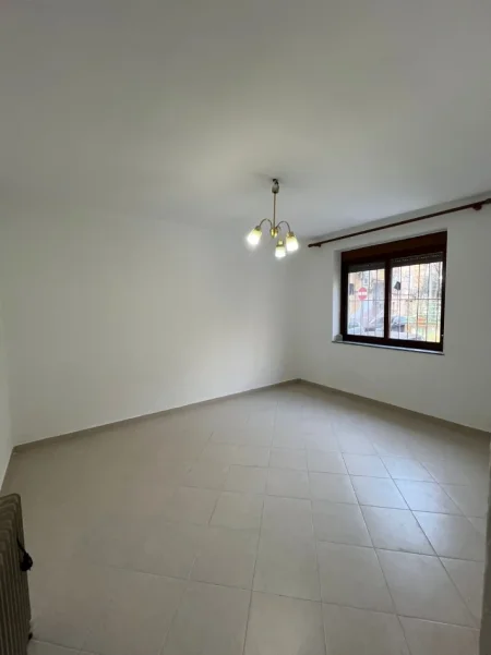 Tirane, jepet me qera ambjent biznesi Kati 1, 81 m² 950 € (21 Dhjetori)