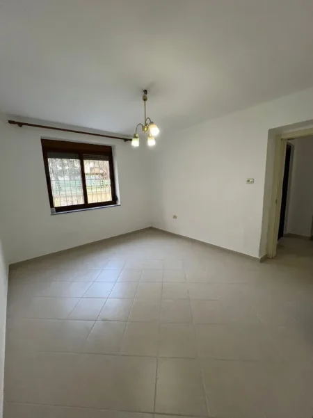 Tirane, jepet me qera ambjent biznesi Kati 1, 81 m² 950 € (21 Dhjetori)
