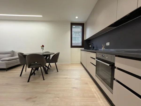 Tirane, jepet me qera apartament 1+1 Kati 3, 75 m² 1.200 € (Qender)