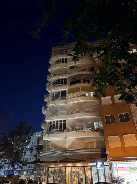 Tirane, jepet me qera apartament 1+1+Ballkon Kati 5, 60 m² 500 € (Rr kole koci)