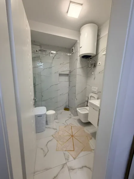 Tirane, jepet me qera apartament 1+1+Ballkon Kati 5, 60 m² 500 € (Rr kole koci)