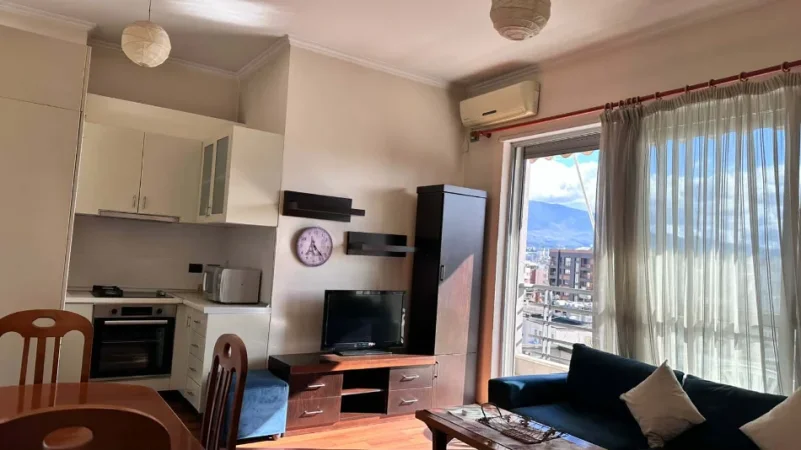 Tirane, jepet me qera apartament 1+1+Ballkon Kati 7, 60 m² 800 € (Rruga Hoxha Tahsin)