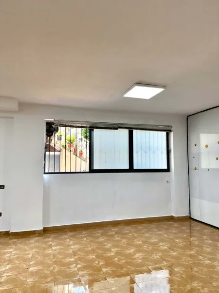 Tirane, jepet me qera dyqan Kati 0, 65 m² 600 € (Rruga Shkelqim Fusha)