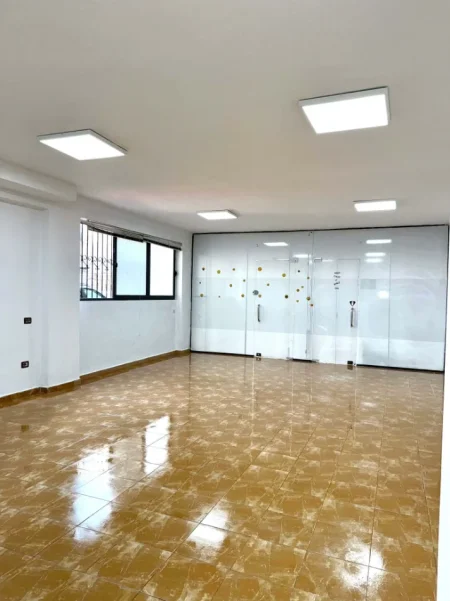 Tirane, jepet me qera dyqan Kati 0, 65 m² 600 € (Rruga Shkelqim Fusha)