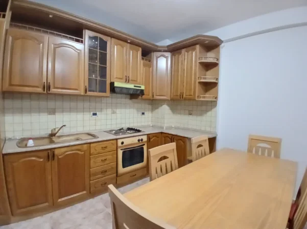 Tirane, jepet me qera apartament 2+1+Ballkon Kati 10, 100 m² 500 € (Him koll)
