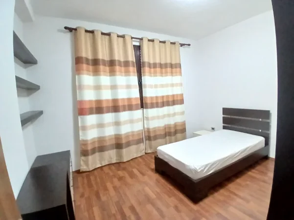 Tirane, jepet me qera apartament 2+1+Ballkon Kati 10, 100 m² 500 € (Him koll)