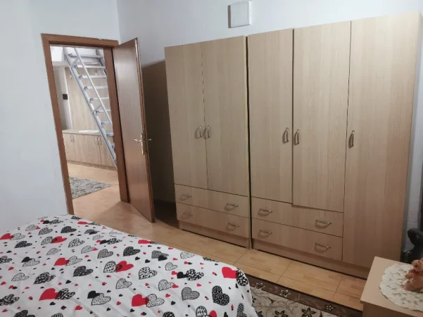 Tirane, jepet me qera apartament 1+1+Ballkon Kati 5, 65 m² 500 € (Ministria e drejtesise)